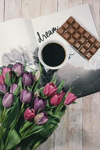 tulipaner, kaffekrus, chokolade, træbord, buket tulipaner, sort kaffe, farverige tulipaner, varm opsætning, magasin, drøm, fladt læg