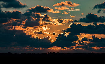 por do sol, raios solares, nuvens, nuvens dramáticas, cores vibrantes, Sunset de tirar o fôlego, céu, tarde, beleza natural, formações de nuvens, tons alaranjados