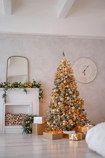 vánoční strom, Elegantní ozdoby, útulný obývací pokoj, zdobené vánoční strom, Elegantní obývací pokoj, vánoční dekorace, zlaté ozdoby, krbová římsa, Dovolená dekor, bílé stěny, Slavnostní atmosféra