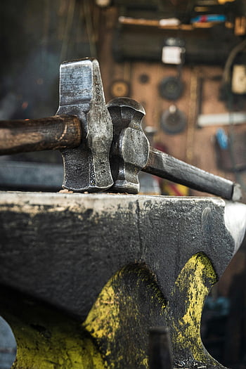Hammer, Amboss, Schmied Workshop, Nahansicht, detaillierte Ansicht, Metallbearbeitungswerkzeuge, Schmiedekunst, Werkstattwerkzeuge, industrielle Ausrüstung, Handwerkskunst, Vintage Werkzeuge
