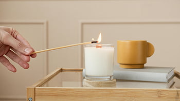 candela di illuminazione a mano, candele profumate, tavolo di vetro, Candela aromatica, tazza di senape, interni sereni, fiammifero, illuminazione a candela, impostazione accogliente, Home decor, rilassamento