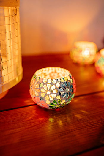 Coppa di candele decorative, Ambiente caloroso accogliente, Candele colorate, superficie di legno, Atmosfera a lume di candela, Decorazioni festive, Home decor, illuminazione interna, Titolare delle candele artistiche, Atmosfera accogliente, colori vibranti