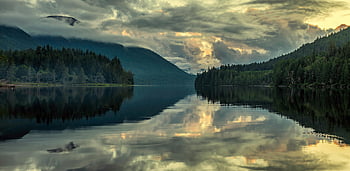zelené stromy, jezero, zatažená obloha, západ slunce reflexe, klidné vody, svěží hory, Britská Kolumbie, Kanada, přírodní krajina, pohled, klidné scenérie