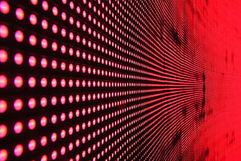 světla červené tečky, černý povrch, živý abstraktní vzor, Osvětlená červená LED světla, dynamický design, červená led, abstraktní umění, světelné umění, moderní umění, digitální umění, světelný displej