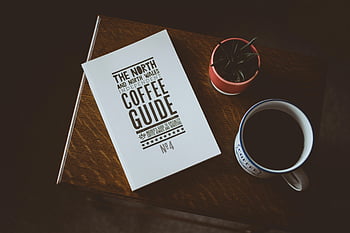 Guida al caffè, tazza in ceramica bianca e blu, pianta verde, tavolo di legno, Lay piatto accogliente, tazza di caffè, piccola pianta, caffè, distesa piatta, tavolino da caffè, libro del caffè