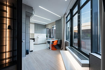 appartamento moderno, interior design, grandi finestre, arredamento minimalista, appartamento luminoso, appartamento spazioso, cucina vicino al tavolo, Appartamento contemporaneo, arredamento moderno, pavimenti in legno, fotografia d'interni
