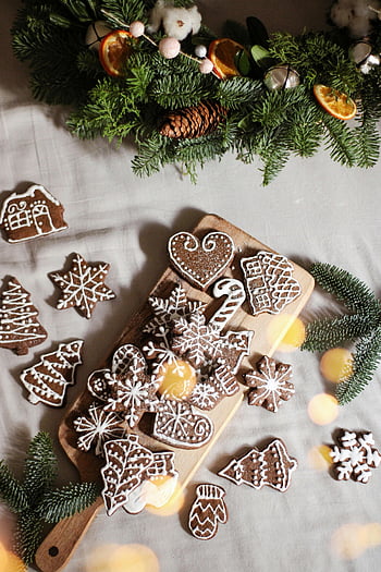 perník cookies, letecký pohled, zdobené cookies, prkénko, Vánoční zeleň, prázdninové dárky, Slavnostní cookies, vánoční dekorace, Zimní sušenky, Perníkové tvary, vánoční cukroví