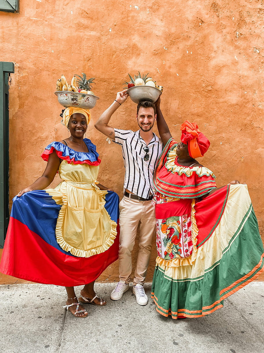 tradiční oblečení, prodejců ovoce, turista, cartagena, Kolumbie, barevné šaty, kolumbijská kultura, pouliční fotografie, kulturní zážitek, místní tradice, zářivé barvy