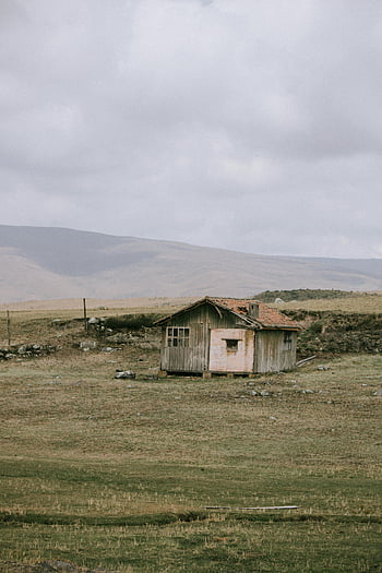 Opuštěná chata, venkov, venkovské krajiny, zatažená obloha, Solitary House, otevřené pole, rustikální budova, vzdáleném místě, přírodní scenérie, zatažené počasí, opuštěný domov