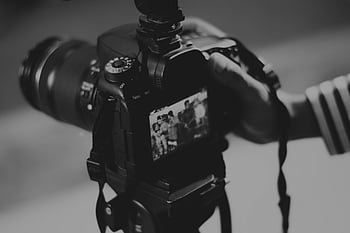 การถ่ายภาพระดับสีเทา, คนกำลังถือกล้อง, กล้อง DSLR สีดำ, ภาพขาวดำ, กล้อง DSLR, ความเป็นมืออาชีพด้านการถ่ายภาพ, จับคน, มุ่งเน้นการถ่ายภาพ, การถ่ายภาพมืออาชีพ, หน้าจอกล้อง, กล้องจับมือ