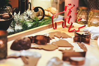 peberkager, julekage cutters, festlig bagning, ferie sæson, indendørs scene, cookie bagning, Festlig jul, Feriekager, Gingerbread dej, julepynt, Festlig atmosfære