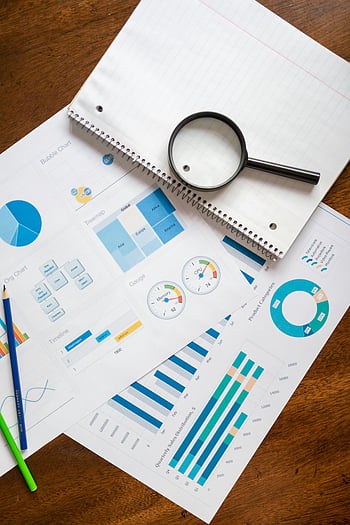 graphiques financiers, des graphiques, loupe, rapports d'activité, l'analyse des données, données financières, cartes d'affaires, Magnifiante pendant le papier, visualisation financière, analytique commerciale