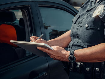 poliziotto, biglietto di scrittura, finestrino della macchina, forze dell'ordine, avvicinamento, taccuino, uniforme, distintivo, Violazione del traffico, scrittura ufficiale, scena in auto
