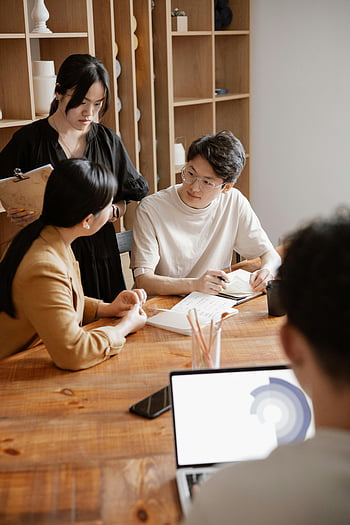 kantoorteam, werkend, modern kantoor, zakelijke bijeenkomst, professionals, Projecten bespreken, groep, vergadering, kantooromgeving, samenwerking, samenspel
