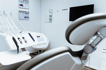 zubní ordinaci, moderní vybavení, čistý design, Pohled kliniky, Světlý interiér, zubní křeslo, lékařské zařízení, Nastavení zdravotní péče, dentální nástroje, elegantní design, Moderní klinika