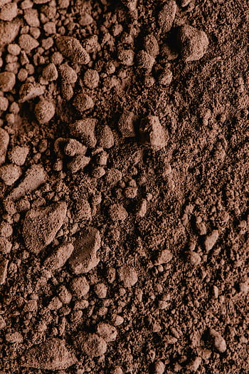 kameny pokryté hnědou půdou, detail, texturovaná zemitá půda, přirozený mix, kameny, drsnost, povrch půdy, zemitá textura, přírodní kameny, hnědá půda, detailní textura