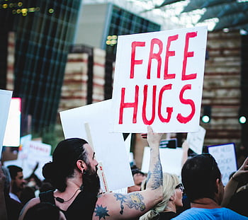protesta di strada, manifestante tatuato, Segno di abbracci gratuiti, unità, pace, Vivante protesta, Banner bianco, Segno di mantenimento dell'uomo, protesta urbana, dimostrazione pubblica, protesta pacifica