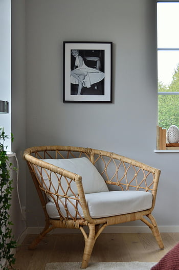 bílé proutěné křeslo, bílé zdi, skandinávský design, zarámované fotografie, Stylová židle, vnitřní dekor, obývací pokoj, moderní nábytek, útulný interiér, domovní dekorace, dřevěná podlaha