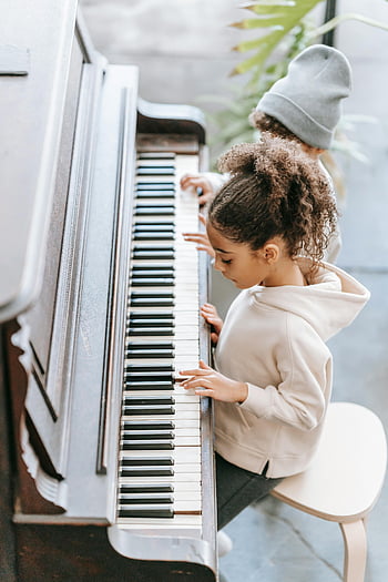 集中した民族の子供、 ピアノを弾く、 きょうだい、 音楽の練習、 屋内で、 ピアノを弾く子供たち、 家、 ピアノの練習、 エスニックチルドレン、 音楽学習、 ホームミュージックの練習