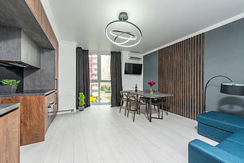 modern konyha, étkező, kortárs bútorok, elegáns lakás, hangulatos étkező, belsőépítészet, fapadló, modern világítás, lakás belső, élettér, kortárs dekoráció