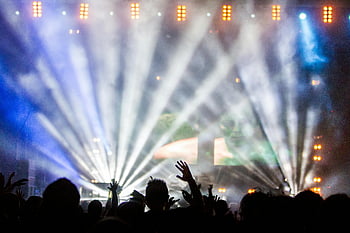 koncert fotografering, Levende natklub, hejende folkemængde, Blændende spotlight, Live musik, koncert publikum, scene lys, Nattelivsunderholdning, musik begivenhed, Koncertatmosfære, nattelivsscene