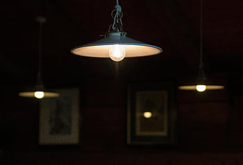 závěsné lampy, zapnutý, Moody Indoor Scene, matné osvětlení, Útulná atmosféra, vnitřní osvětlení, vřelá atmosféra, tři lampy, dřevěné stěny, zarámované obrázky