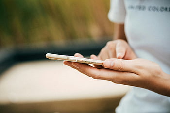 osoba používající telefon, chytrý telefon, venkovní, detail, ruce, přístroj, stojící, mobilní telefon, technologie, životní styl, venku