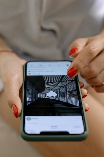 vrouw, persing, zoals knop, instagram feed, Zwarte Android -telefoon, rode nagels, smartphone, sociale media, binnenshuis, browsing, hart pictogram