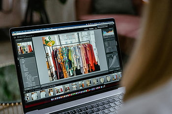 Fotobearbeitung, Laptop, Kleiderständer, Fotosoftware, Nahansicht, Bilder bearbeiten, Modefotografie, digitale Bearbeitung, Foto-Manipulation, Mode-Design, Kleidungsdisplay