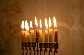 hanukkah, menorá, velas encendidas, Candelador de metal negro, entorno interior cálido, fiesta judía, iluminación festiva, celebración tradicional, candelero, celebración interior