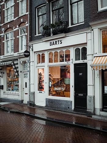 BARTS Store, vetrina urbana, architettura unica, accogliente segnaletica, giorno di pioggia, negozio accogliente, via della città, edificio in mattoni, display della finestra, tenda, scena di strada