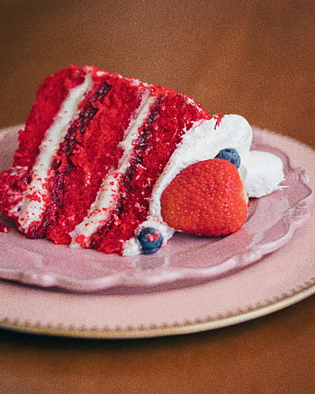 torta di velluto rosso, panna montata, frutti di bosco, piatto rosa, colpo del primo piano, torta deliziosa, fetta di torta, fragola, mirtillo, dolce, torta sontuosa
