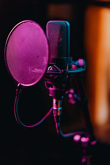 kondenzátorový mikrofon, pop filtr, nahrávací studio, detailní fotografie, profesionální mikrofon, audio zařízení, studiové nahrávání, Nastavení mikrofonu, nahrávání zvuku, hudební produkce, hlasový záznam