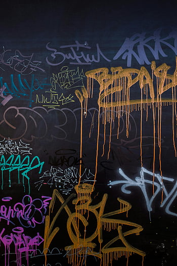 falfirkálás, városi fal, utcai művészet, színes címkék, merész stílus, vandalizmus, fal művészet, városi graffiti, utcai címkék, falfestés, városi kifejezés