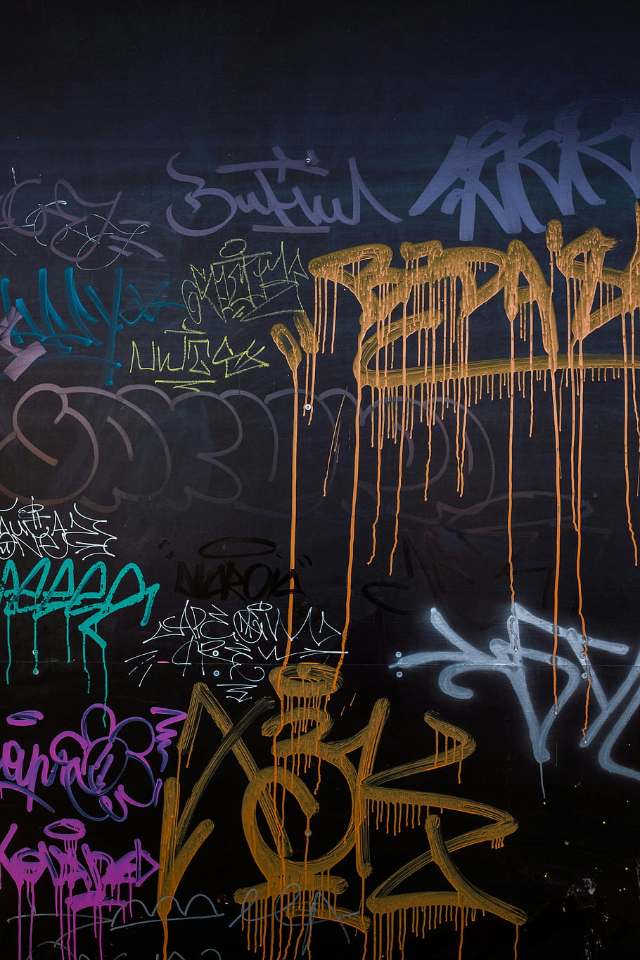graffiti, urban wall, street art, colorful tags, bold style, vandalism, wall art, urban graffiti, street tags, wall painting, urban expression