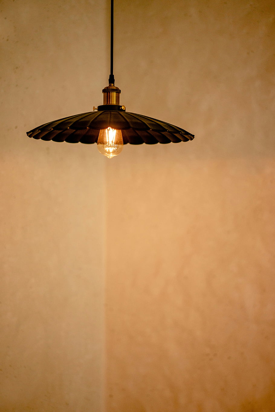 Vintage přívěsková lampa, zářící žárovka, Minimalistická béžová zeď, interiér, Klasická lampa, teplé osvětlení, lustr, závěsná lampa, retro osvětlení, domovní dekorace, okolního světla