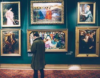muž, malby, Klasická umělecká díla, Elegantní galerie, historie umění, Zkoumání umění, Nastavení galerie, zarámované obrazy, Divák umění, Historické umění, Návštěvník galerie