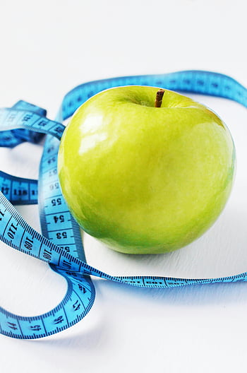 Mela verde, nastro di misurazione blu, sfondo bianco, Salute, dieta, frutta fresca, mangiare sano, nutrizione, controllo del peso, fitness