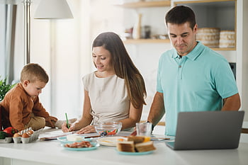 lavoro, famiglia, genitori, madre, prima colazione, mattina, caffè, il computer portatile, casa, ufficio, attività commerciale