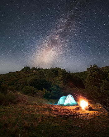 Camping under stjerner, Mælkevejen, vila real, Portugal, nat camping, Fortryllende scene, stjernehimmel, telt camping, udendørs eventyr, lejrbål, Naturcamping
