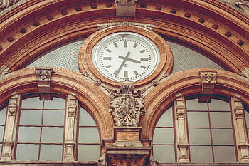 vinobraní hodiny, Budova v gotickém stylu, klasické architektury, hnědá betonová hala, stavební fasáda, architektonické detaily, klenutá okna, Ozdobený design, historické budovy, ciferník, dekorativní prvky