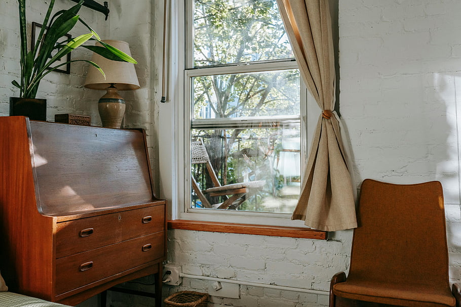 Vintage Commode, Roh pokoje, slunný pokoj, vinobraní nábytek, Dřevěná skříň, židle, zobrazení okna, cihlová zeď, přirozené světlo, vnitřní dekor, útulný interiér