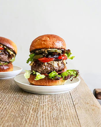 lahodné hamburgery, dřevěný stůl, Gourmet Cheeseburger, čerstvý salát, rajče, nakládané okurky, detail, hamburger, fotografování potravin, chutný, jídlo