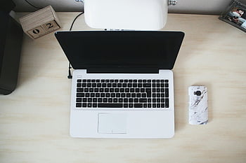 flap, smartphone, skrivbord, minimalistisk arbetsyta, bärbar dator, toppvy, skrivbordstillbehör, marmorväska, arbetsytans inställning, kontorsskrivbord, teknikinställning