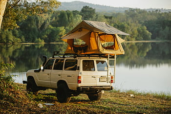 mobil off-road, tenda di atap, danau pantai, hutan, Kendaraan 4x4, tenda atap, danau yang tenang, Hutan yang subur, berkemah, petualangan di luar ruangan, berkemah kendaraan