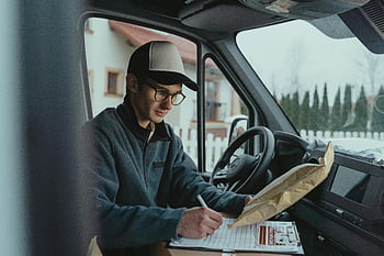 kierowca kurierski, Pisanie informacji o dostawie, wnętrze van, Dokładna wysyłka pakietu, Dostawca, samochód dostawczy, dostawa paczki, Dostawa, Pracownik dostawy, kierowca furgonetki, Informacje o dostawie