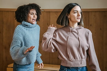 multietnické ženy, vyhřívaný argument, vnitřní scéna, vyjadřování frustrace, dvě ženy, Vnitřní nastavení, emocionální projev, rozmanité jednotlivce, neformální oblečení, vnitřní prostředí, Konfliktní situace