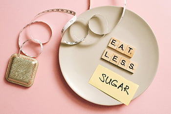 piastrelle di Scrabble, piatto, metro A nastro, mangiare sano, Mangia meno zucchero, immagine concettuale, colpo del primo piano, dieta, nutrizione, stile di vita, sfondo rosa