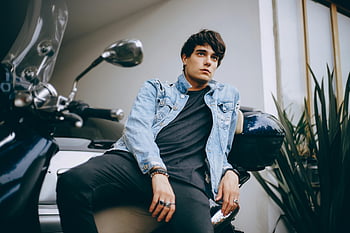 mand, blå denim jakke, sidder, Klassisk scooter, ung mand, motorcykel, Moderne bystil, selvsikker positur, denimjakke, by stil
