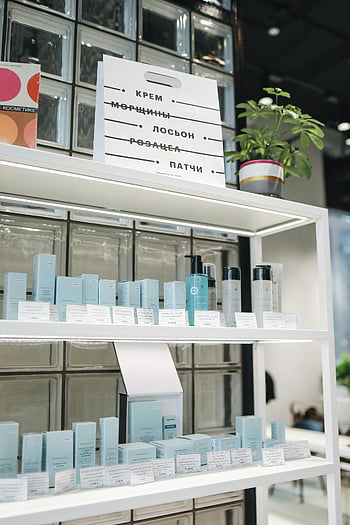 skønhedsprodukter, hudplejeprodukter, Elegant skærm, hylder, kosmetiske produkter, Opbevaringsindstilling, produkt display, skønhed butik, hudpleje display, Moderne butik